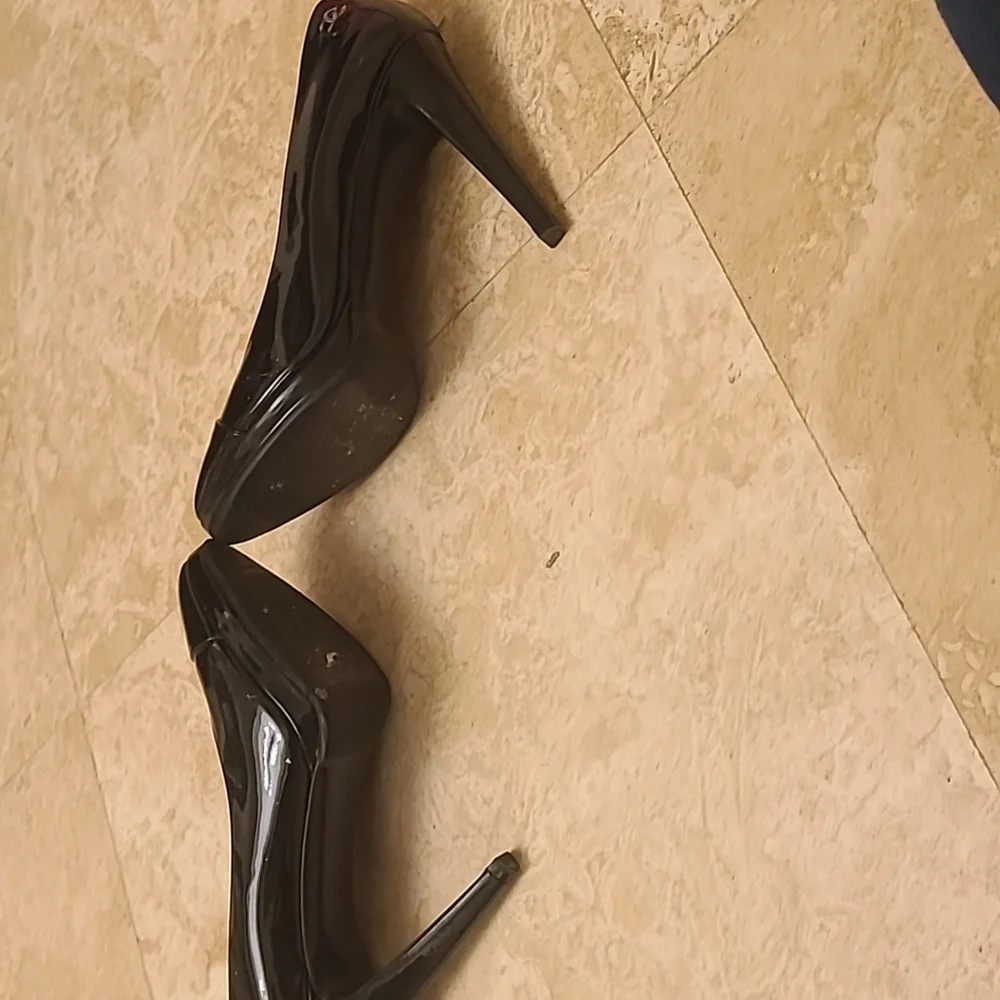 Chanel Black patent and leather pumps size 38